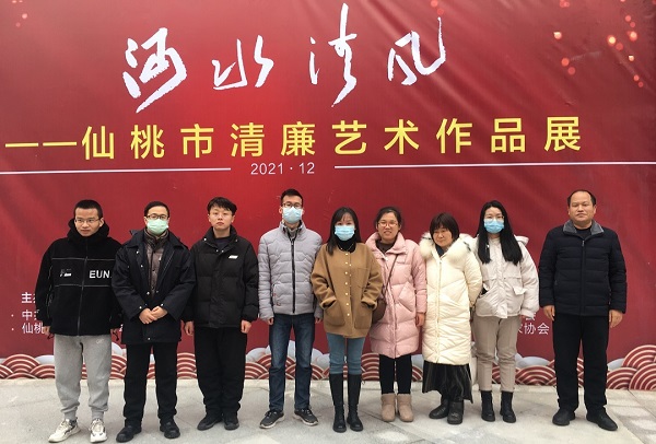 参观清廉艺术作品展  感受廉政文化清风