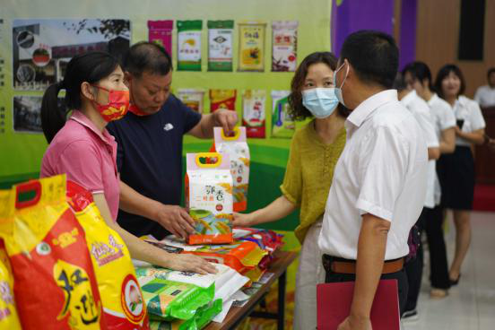 永兴集团yx08举行首届职工爱心消费集中赶集活动