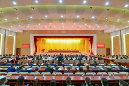 向劳动模范致敬！