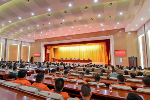 向劳动模范致敬！