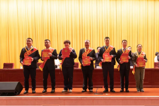 向劳动模范致敬！