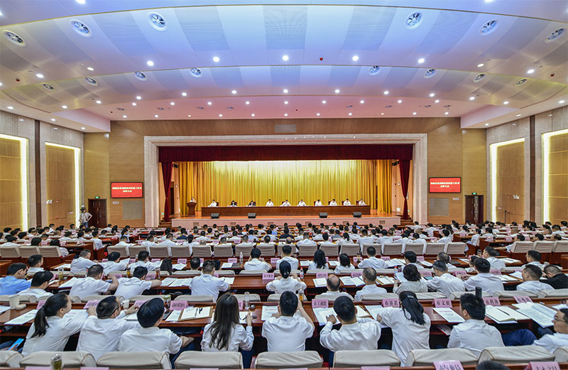 全市劳动模范和先进工作者表彰大会举行