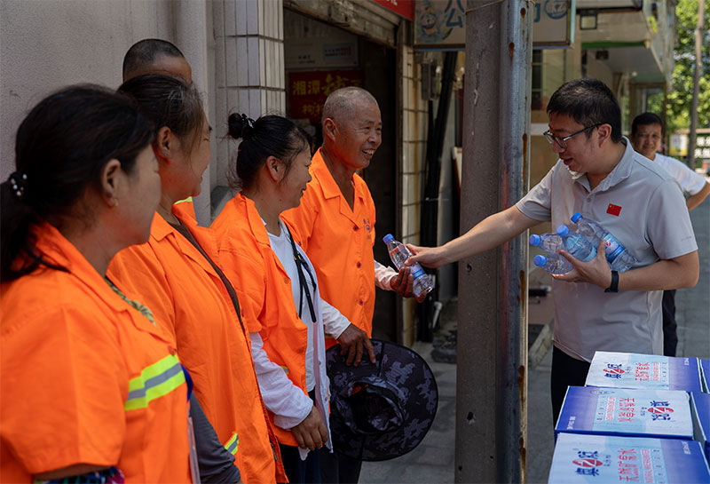 市总工会开展“送清凉”活动 为一线职工撑起防暑“遮阳伞”
