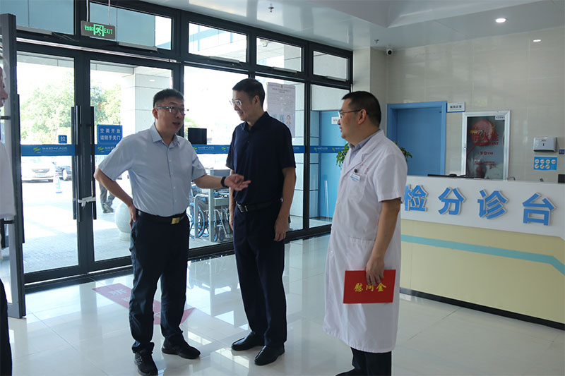 市总工会慰问一线劳模代表