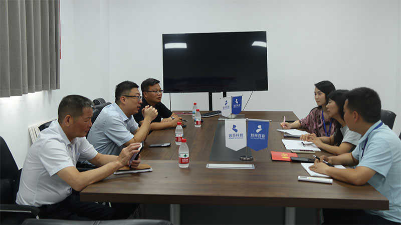 市总工会慰问一线劳模代表